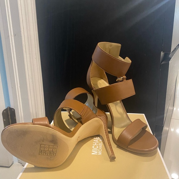 Michael Kors - Picture 2 of 3